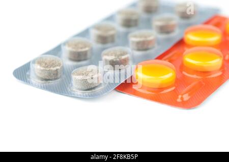 Pillen in einer Blisterpackung isoliert auf einem weißen Backgroud. Makroaufnahme. Stockfoto