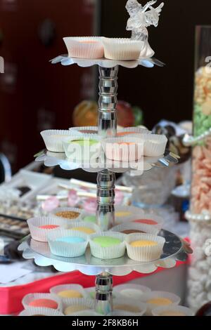Bunte Muffins auf einem Tablett auf dem Markt Stockfoto