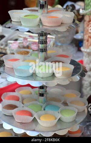 Die Muffins auf einem Tablett auf einem Markt Stockfoto