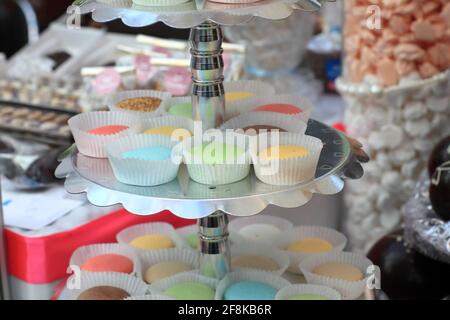 Die Cupcakes auf einem Tablett auf dem Markt Stockfoto