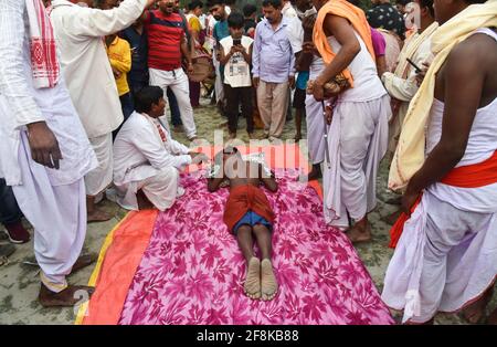 Guwahati, Assam, Indien. April 2021. Hinduistischer Anhänger, der bereit war, während des Charak Puja-Festivals inmitten der COVID-19-Coronavirus-Pandemie in einem Dorf im Barpeta-Distrikt von Assam seinen Rücken mit eisernem Haken zu durchbohren. Quelle: David Talukdar/ZUMA Wire/Alamy Live News Stockfoto