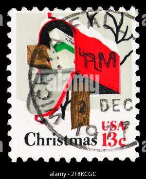 MOSKAU, RUSSLAND - 7. OKTOBER 2019: Briefmarke gedruckt in den Vereinigten Staaten zeigt Rural Mailbox, Weihnachtsserie, 13 c - US Cent, um 1977 Stockfoto