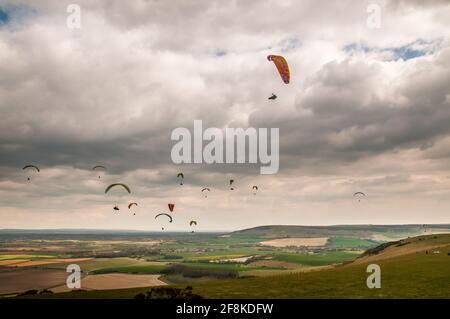 Bo Peep, Alciston, Lewes, East Sussex, Großbritannien. April 2021. Ein heller Start in den Tag mit zunehmender Wolke am Nachmittag. Kalter Wind aus dem Nordosten bringt Gleitschirmflieger nach Bo Peep auf den Southdowns weit über der herrlichen Landschaft von Sussex. Kredit: David Burr/Alamy Live Nachrichten Stockfoto