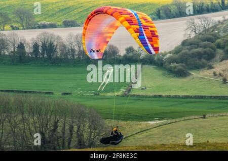 Bo Peep, Alciston, Lewes, East Sussex, Großbritannien. April 2021. Ein heller Start in den Tag mit zunehmender Wolke am Nachmittag. Kalter Wind aus dem Nordosten bringt Gleitschirmflieger nach Bo Peep auf den Southdowns weit über der herrlichen Landschaft von Sussex. Kredit: David Burr/Alamy Live Nachrichten Stockfoto