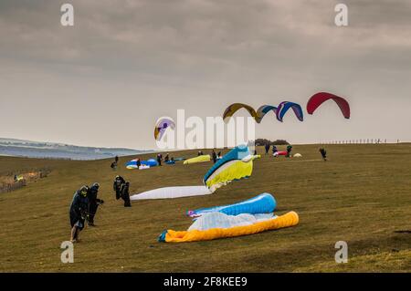 Bo Peep, Alciston, Lewes, East Sussex, Großbritannien. April 2021. Ein heller Start in den Tag mit zunehmender Wolke am Nachmittag. Kalter Wind aus dem Nordosten bringt Gleitschirmflieger nach Bo Peep auf den Southdowns weit über der herrlichen Landschaft von Sussex. Kredit: David Burr/Alamy Live Nachrichten Stockfoto