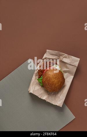 Veganer Ceviche Burger mit Gemüse auf der Papiertüte Stockfoto