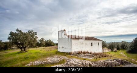 Kleines altes Bauernhaus in der typischen Landschaft von Alentejo Portugal Europa Stockfoto