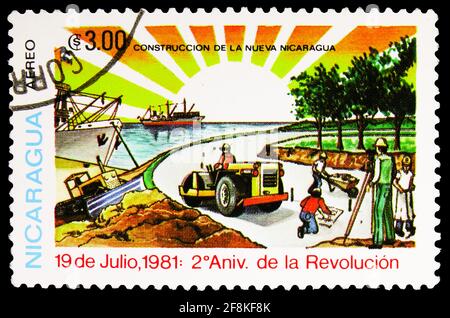 MOSKAU, RUSSLAND - 10. NOVEMBER 2019: Die in Nicaragua gedruckte Briefmarke zeigt den Bau, die zweite Serie der Revolutionsrevolution, um 1981 Stockfoto