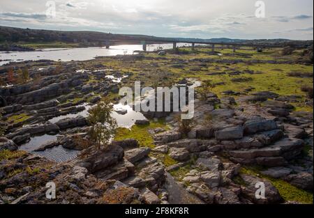 Steinige Landschaft am Fluss Guadiana, der Grenze zwischen Elvas Portugal und Olivenza Spanien Stockfoto