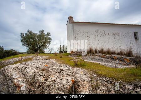 Kleines altes Bauernhaus in der typischen Landschaft von Alentejo Portugal Europa Stockfoto