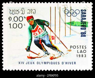 MOSKAU, RUSSLAND - 10. NOVEMBER 2019: Briefmarke gedruckt in Laos zeigt Slalom, Olympische Winterspiele 1984 - Sarajevo Serie, um 1983 Stockfoto