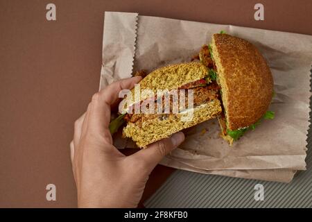 Veganer Ceviche Burger mit Gemüse auf der Papiertüte Stockfoto