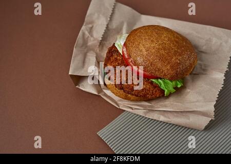 Veganer Ceviche Burger mit Gemüse auf der Papiertüte Stockfoto