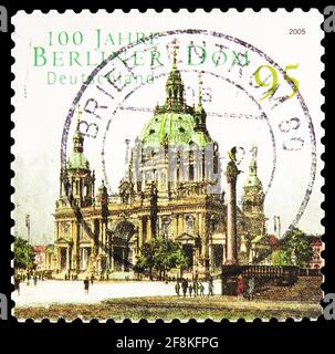 MOSKAU, RUSSLAND - 10. NOVEMBER 2019: In Deutschland gedruckte Briefmarke zeigt den Berliner Dom (erbaut von 1884-1905), 100 Jahre Jubiläumsserie, um Stockfoto