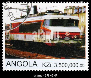 MOSKAU, RUSSLAND - 10. NOVEMBER 2019: Briefmarke gedruckt in Angola (Cinderellas) zeigt Lokomotive, Serie, um 2000 Stockfoto