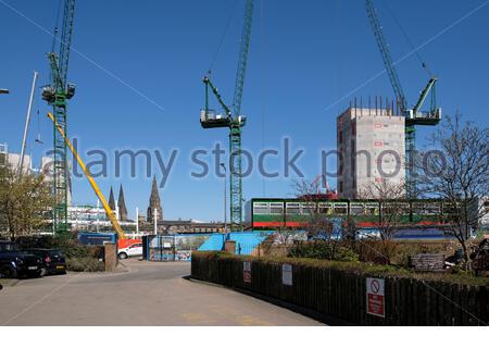 Haymarket Gap-Baustellenumbau mit den Türmen der St Mary's Cathedral, Edinburgh, Schottland Stockfoto
