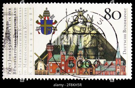 MOSKAU, RUSSLAND - 10. NOVEMBER 2019: In Deutschland gedruckte Briefmarke zeigt Papst Johannes Paulus II., Besuch von Papst Johannes Paul II. In der Kevelaer Serie, circ Stockfoto