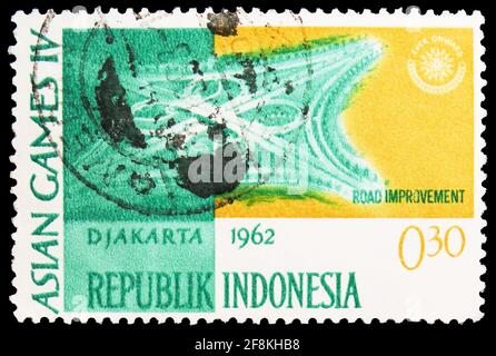 MOSKAU, RUSSLAND - 10. NOVEMBER 2019: Briefmarke gedruckt in Indonesien zeigt Straßenverbesserung, 4. Asienspiele, Djakarta Serie, um 1962 Stockfoto