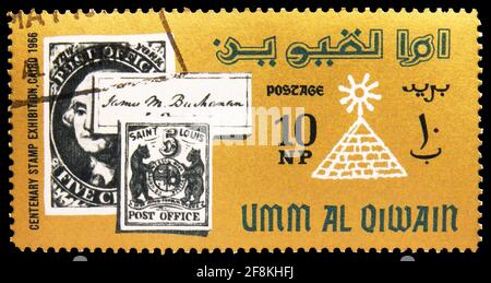 MOSKAU, RUSSLAND - 10. NOVEMBER 2019: Briefmarke gedruckt in Umm Al Quwain (Vereinigte Arabische Emirate) zeigt Briefmarken aus den USA und Wasserzeichen aus Ägypten, Stockfoto