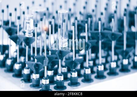 Das Glas der Glühbirne. Chemische Kolben. Chemischen Behältern. Glaswaren. Stockfoto