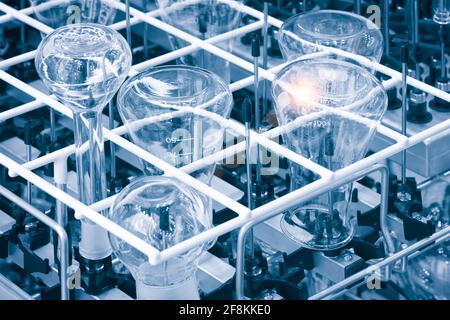 Das Glas der Glühbirne. Chemische Kolben. Chemischen Behältern. Glaswaren. Stockfoto