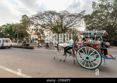 Mysuru, Karnataka, Indien - Januar 2019: Ein Pferdewagen mit Fahrgästen, die durch die Straßen der Stadt Mysore reiten. Stockfoto