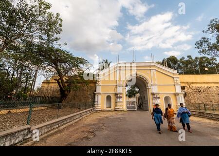 Mysuru, Karnataka, Indien - 2019. Januar: Eine Gruppe von drei Frauen, die aus den Ausgängen des alten Mysore-Palastes herausgehen. Stockfoto