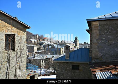 Panoramablick auf Nympaio, eine traditionelle Siedlung mit typischen Steinhäusern, Zinndächern und gepflasterten Straßen in Westmakedonien, Griechenland. Stockfoto