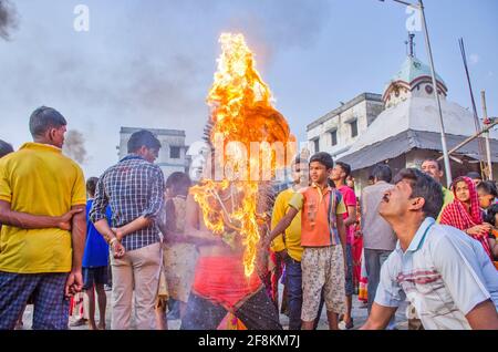 Hier steckten die Devotees scharfe Pfeile in ihre Körper, wickelten Tuch um ihre Köpfe und zündeten sie an. Andere Menschen werfen Weihrauchpulver. Stockfoto