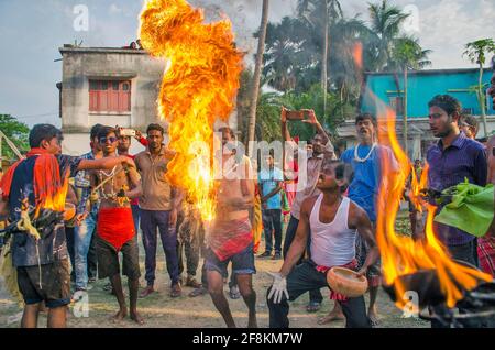 Hier steckten die Devotees scharfe Pfeile in ihre Körper, wickelten Tuch um ihre Köpfe und zündeten sie an. Andere Menschen werfen Weihrauchpulver. Stockfoto