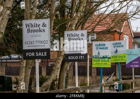 Immobilien zum Verkauf Boards von Immobilienmaklern, die Häuser in einer Reihe verkaufen viele Zeichen hohe Anzahl von für den Verkauf Boards platziert. Stockfoto