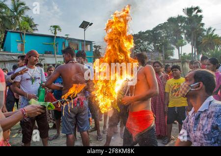 Hier steckten die Devotees scharfe Pfeile in ihre Körper, wickelten Tuch um ihre Köpfe und zündeten sie an. Andere Menschen werfen Weihrauchpulver. Stockfoto