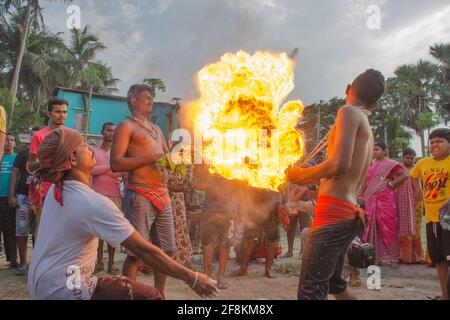 Hier steckten die Devotees scharfe Pfeile in ihre Körper, wickelten Tuch um ihre Köpfe und zündeten sie an. Andere Menschen werfen Weihrauchpulver. Stockfoto