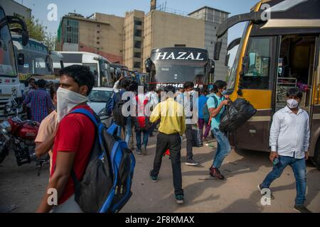 Neu-Delhi, Indien. April 2021. Migranten werden mit ihrem Gepäck auf einem Busparkplatz gesehen.Migranten eilen an Bord von Bussen, weil sie Angst vor der Sperrung in Delhi haben. Delhi berichtet über 17,282 positive Fälle und 104 Todesfälle in den letzten 24 Stunden. (Foto von Pradeep Gaur/SOPA Images/Sipa USA) Quelle: SIPA USA/Alamy Live News Stockfoto