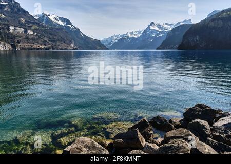 Malerische Aussicht auf den See und die schneebedeckten Berge gegen Himmel Stockfoto