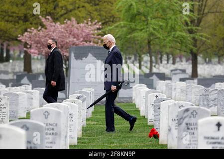 Washington, USA. April 2021. US-Präsident Joe Biden besucht am 14. April 2021 die Sektion 60 auf dem Arlington National Cemetery in Washington. Foto von Yuri Gripas/Pool/Sipa USA Quelle: SIPA USA/Alamy Live News Stockfoto