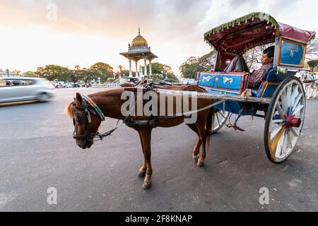 Mysuru, Karnataka, Indien - Januar 2019: Ein Pferdewagen auf den Straßen der Stadt Mysore. Stockfoto