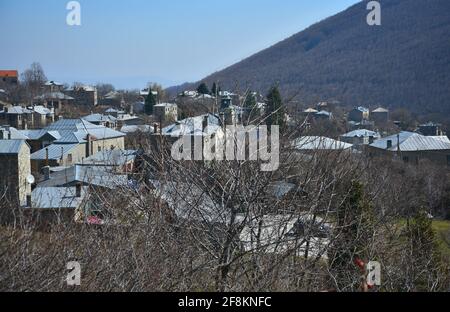 Panoramablick auf Nympaio, eine traditionelle Siedlung mit typischen Steinhäusern, Zinndächern und gepflasterten Straßen in Westmakedonien, Griechenland. Stockfoto