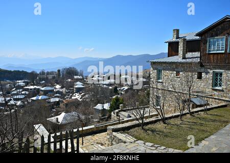 Panoramablick auf Nympaio, eine traditionelle Siedlung mit typischen Steinhäusern, Zinndächern und gepflasterten Straßen in Westmakedonien, Griechenland. Stockfoto