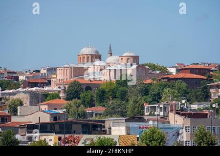 Blick auf die Zeyrek Moschee oder das Pantokrator Kloster in Zeyrek, Fatih Bezirk. Stockfoto