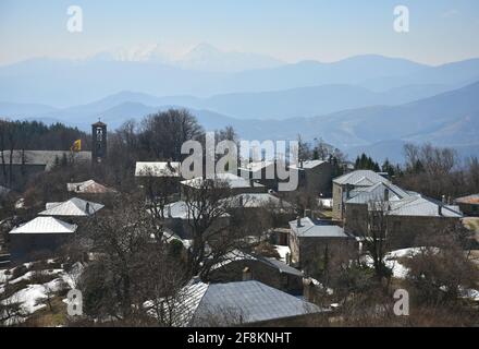 Panoramablick auf Nympaio, eine traditionelle Siedlung mit typischen Steinhäusern, Zinndächern und gepflasterten Straßen in Westmakedonien, Griechenland. Stockfoto