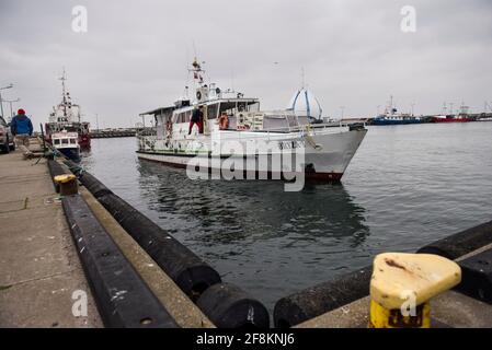 Ein Fischerboot, das aus dem Meer in den Hafen von Hel zurückkehrt.das tägliche Leben auf der Halbinsel Hel während der dritten Sperre, die durch die dritte Welle der Covid-19-Pandemie in Polen verursacht wurde. Stockfoto