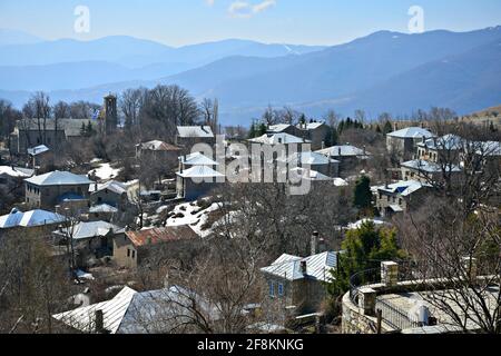 Panoramablick auf Nympaio, eine traditionelle Siedlung mit typischen Steinhäusern, Zinndächern und gepflasterten Straßen in Westmakedonien, Griechenland. Stockfoto