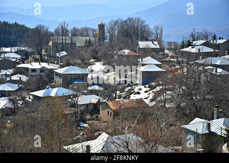 Panoramablick auf Nympaio, eine traditionelle Siedlung mit typischen Steinhäusern, Zinndächern und gepflasterten Straßen in Westmakedonien, Griechenland. Stockfoto