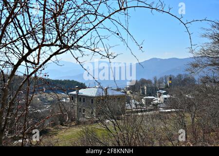 Panoramablick auf Nympaio, eine traditionelle Siedlung mit typischen Steinhäusern, Zinndächern und gepflasterten Straßen in Westmakedonien, Griechenland. Stockfoto