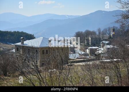 Panoramablick auf Nympaio, eine traditionelle Siedlung mit typischen Steinhäusern, Zinndächern und gepflasterten Straßen in Westmakedonien, Griechenland. Stockfoto