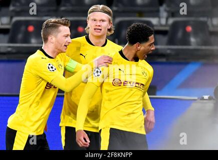 Dortmund, Deutschland. April 2021. Fußball: Champions League, K.O.-Runde, Viertelfinale, zweite Etappe, Borussia Dortmund - Manchester City im Signal Iduna Park. Der Dortmunder Jude Bellingham (r) feiert mit seinen Teamkollegen Dortmunds Erling Haaland (m) und dem Dortmunder Marco Reus (l) nach dem Tor von 1:0. Quelle: Martin Meissner/AP-Pool/dpa/Alamy Live News Stockfoto