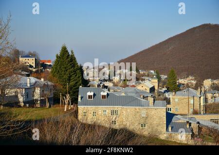 Panoramablick auf Nympaio, eine traditionelle Siedlung mit typischen Steinhäusern, Zinndächern und gepflasterten Straßen in Westmakedonien, Griechenland. Stockfoto