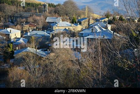 Panoramablick auf Nympaio, eine traditionelle Siedlung mit typischen Steinhäusern, Zinndächern und gepflasterten Straßen in Westmakedonien, Griechenland. Stockfoto