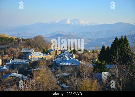 Panoramablick auf Nympaio, eine traditionelle Siedlung mit typischen Steinhäusern, Zinndächern und gepflasterten Straßen in Westmakedonien, Griechenland. Stockfoto